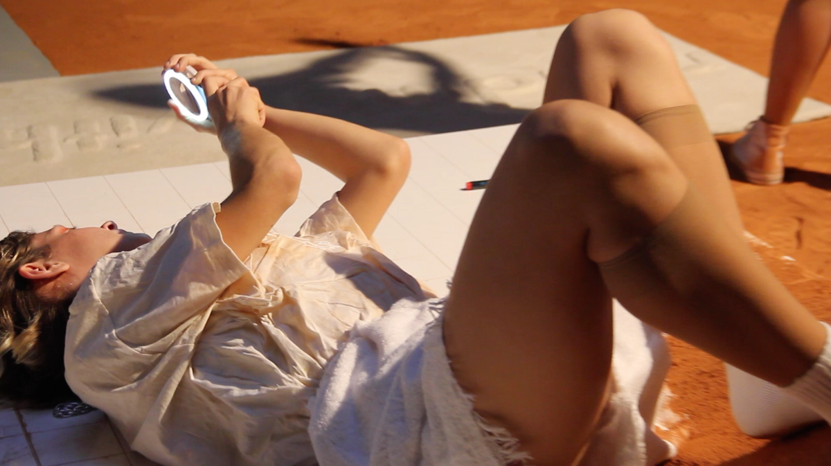 DOROTA GAWĘDA & EGLĖ KULBOKAITĖ, YGRG 14X: reading with a single hand, 2017