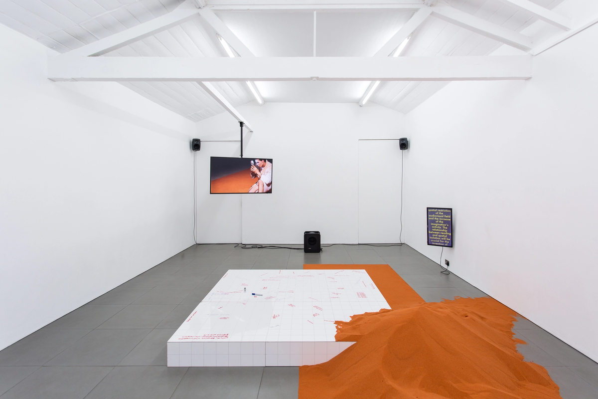 YGRG 14X: reading with a single hand V

[ exhibition view]