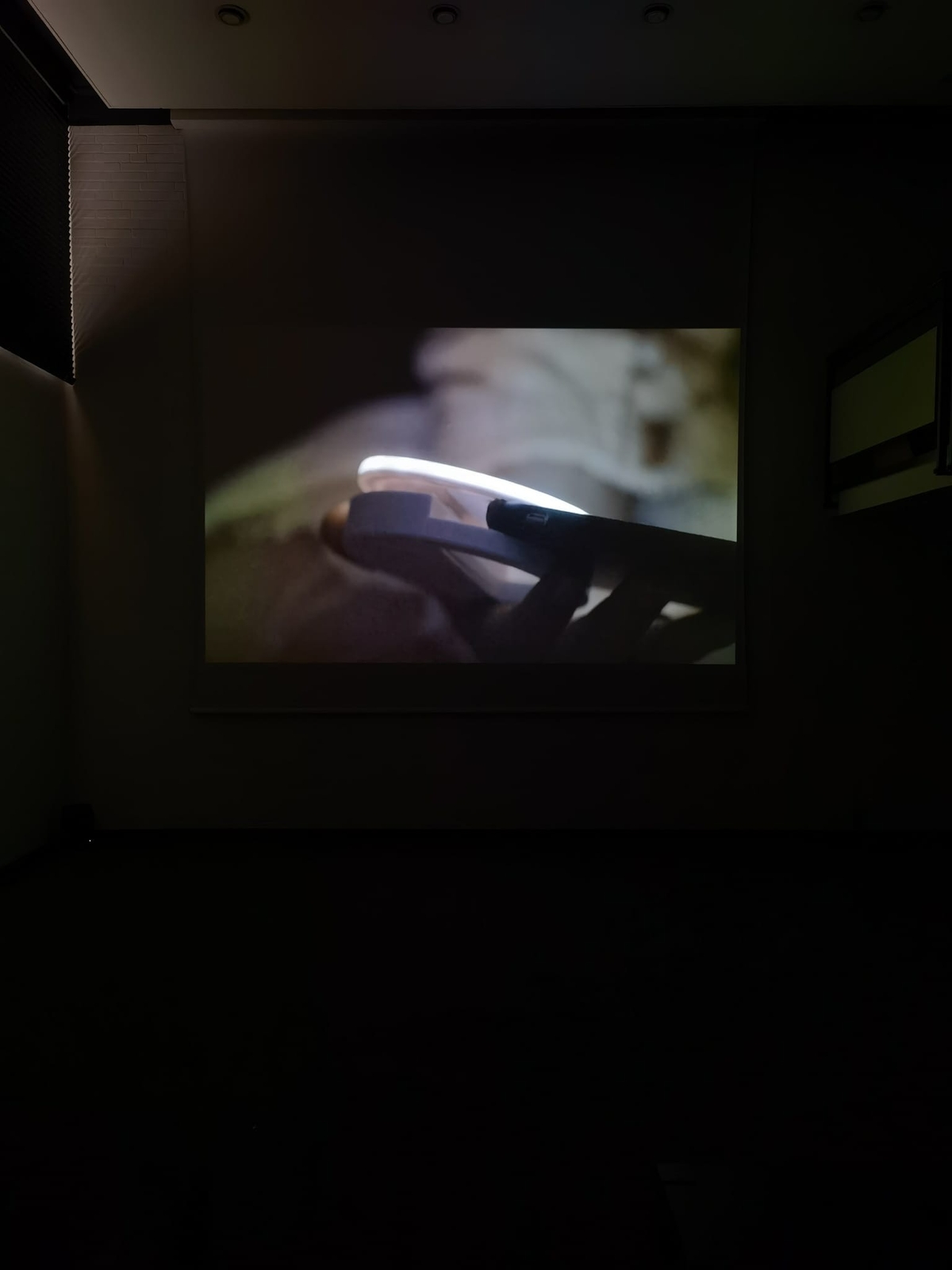 Dorota Gawęda & Eglė Kulbokaitė: YGRG14X: reading with a single hand, 2018, single channel video (30:00 min). 