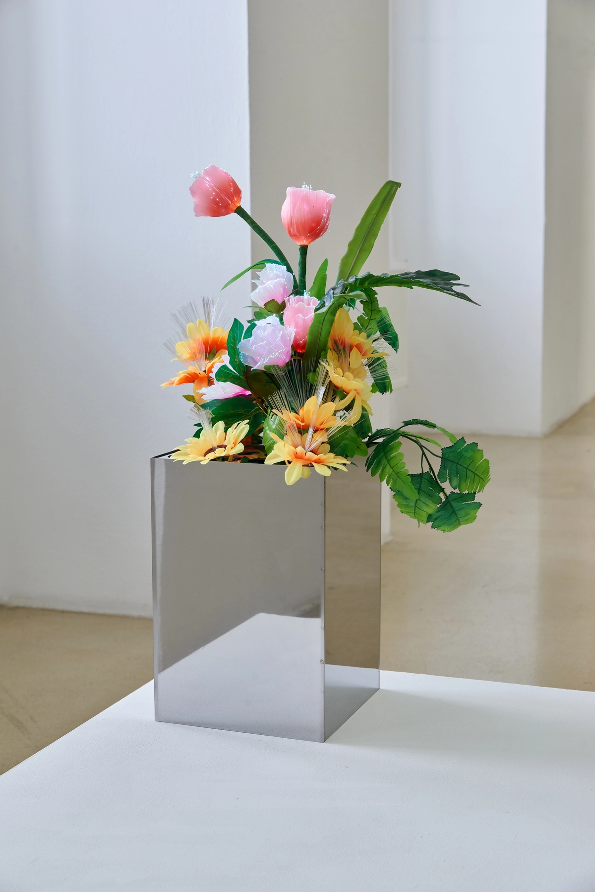 Freestanding Votive Flowers (I–VII), 2022

 Stainless steel, LED flowers .

 Photo: Markus Gradwohl.