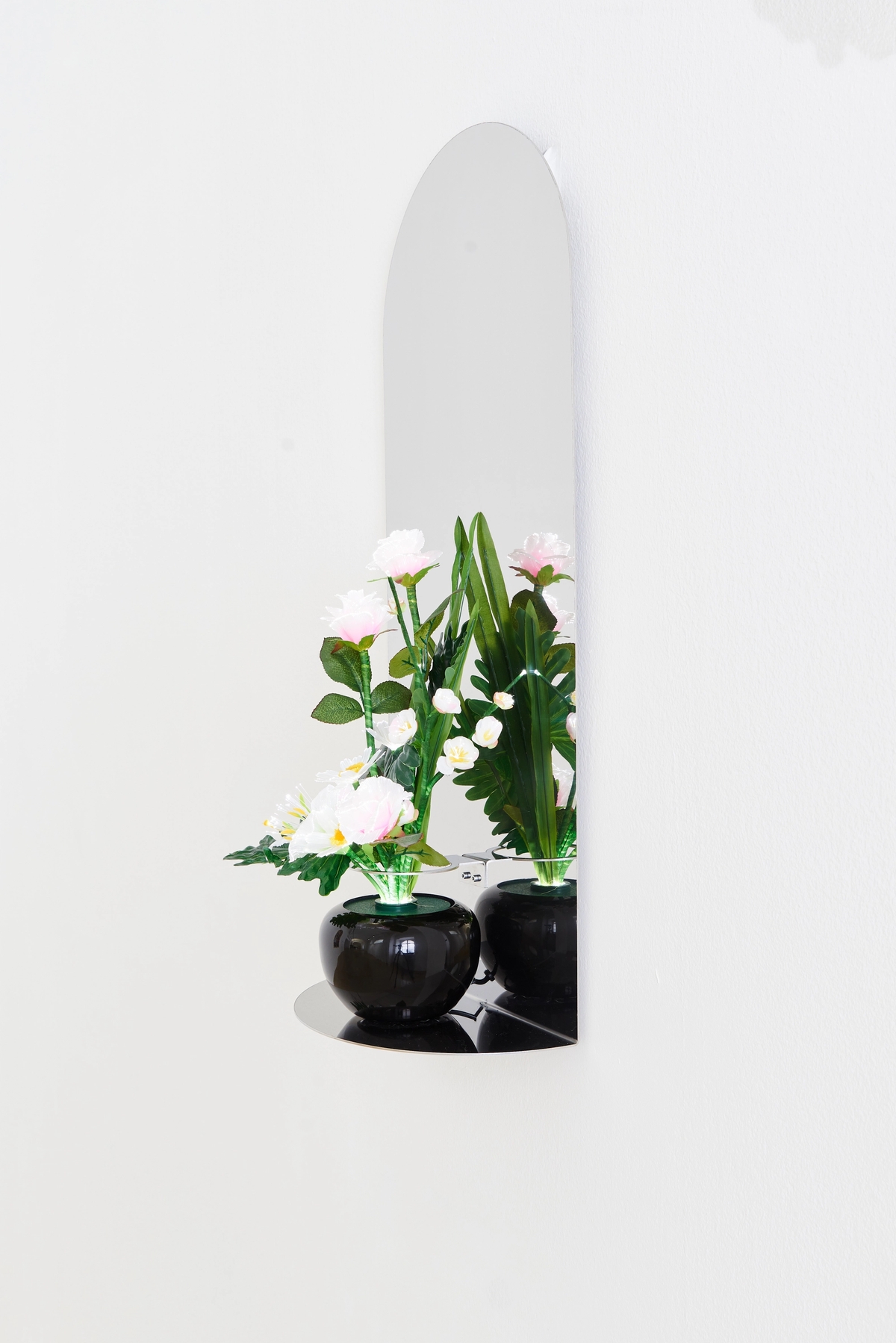 Votive Flowers (I–III), 2022

 Stainless steel, LED flowers

Photo: Markus Gradwohl.