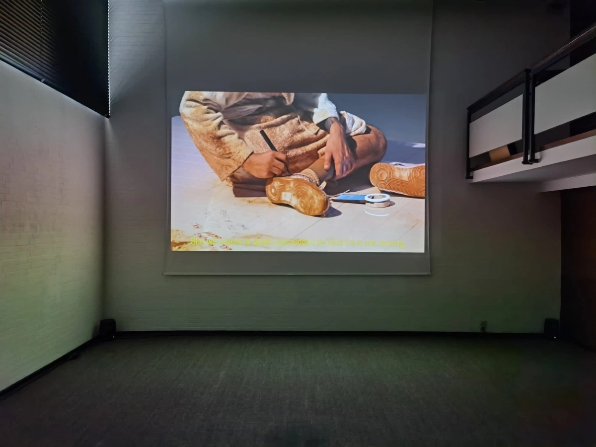 Dorota Gawęda & Eglė Kulbokaitė: YGRG14X: reading with a single hand, 2018, single channel video (30:00 min). 