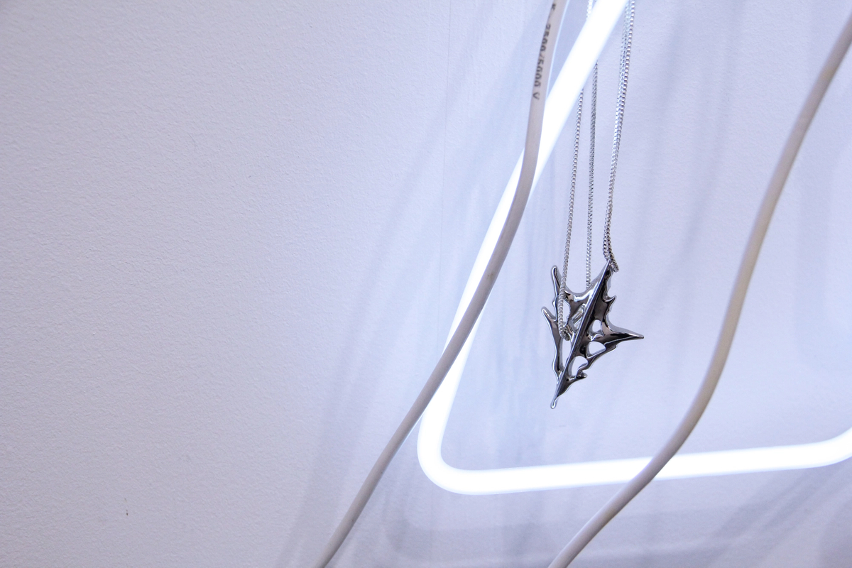  Ai heart on the right-hand side, 2016



NEON TUBES, CABLE, FINAL FANTASY XIII LIGHTNING LOGO NECKLACE (85 x 30 x 5 cm)