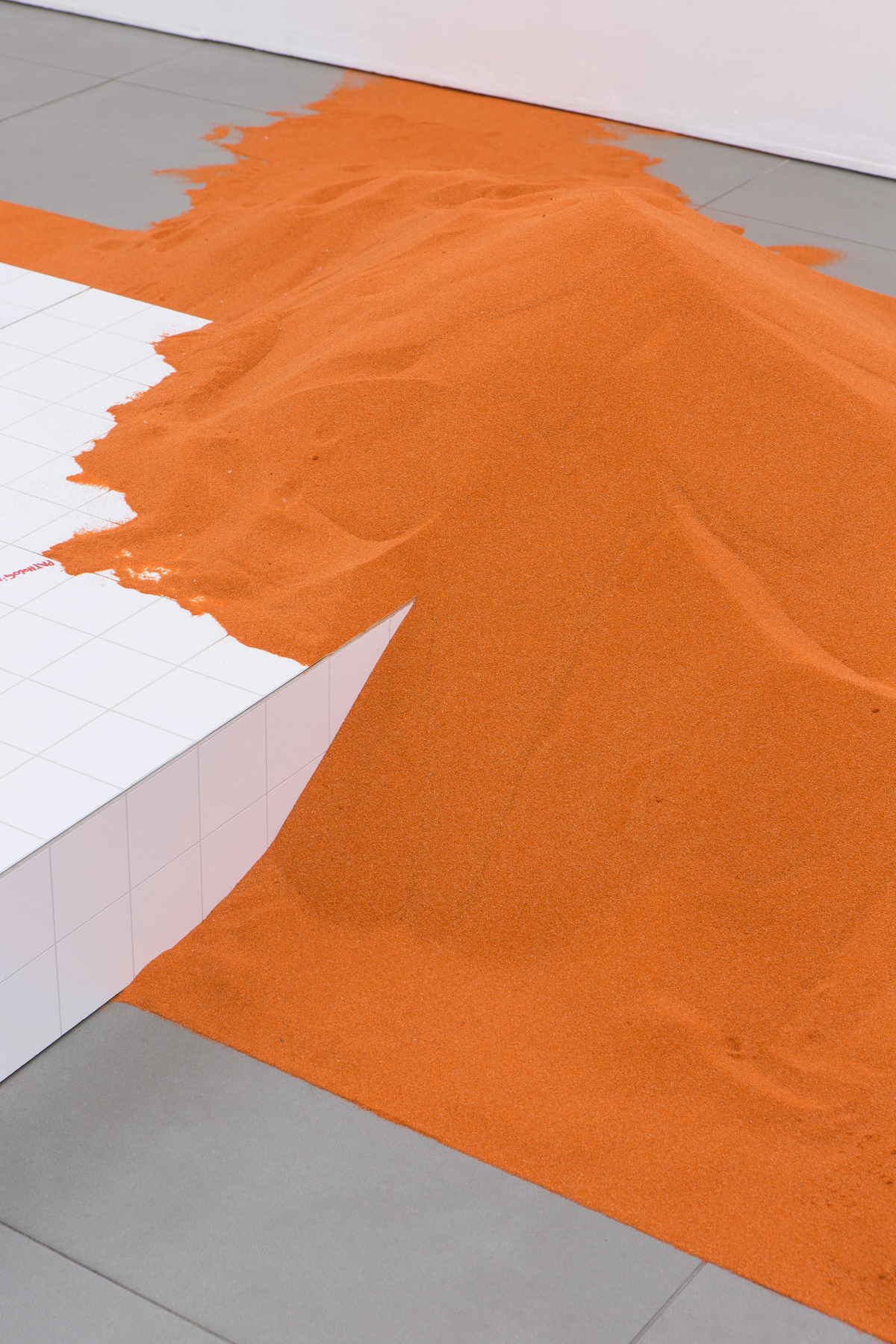 YGRG 14X: reading with a single hand V

[ exhibition view]