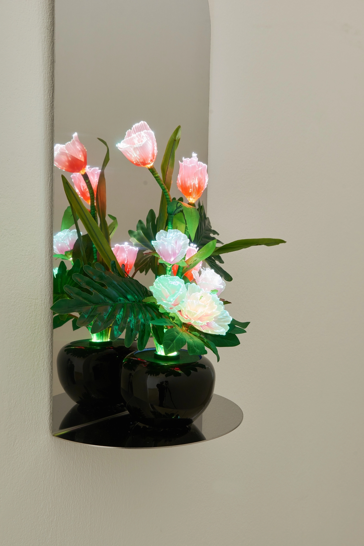 Votive Flowers (I–III), 2022

 Stainless steel, LED flowers

Photo: Markus Gradwohl.