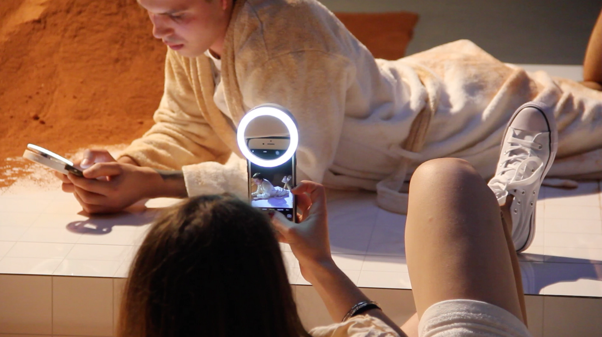 DOROTA GAWĘDA & EGLĖ KULBOKAITĖ, YGRG 14X: reading with a single hand, 2017