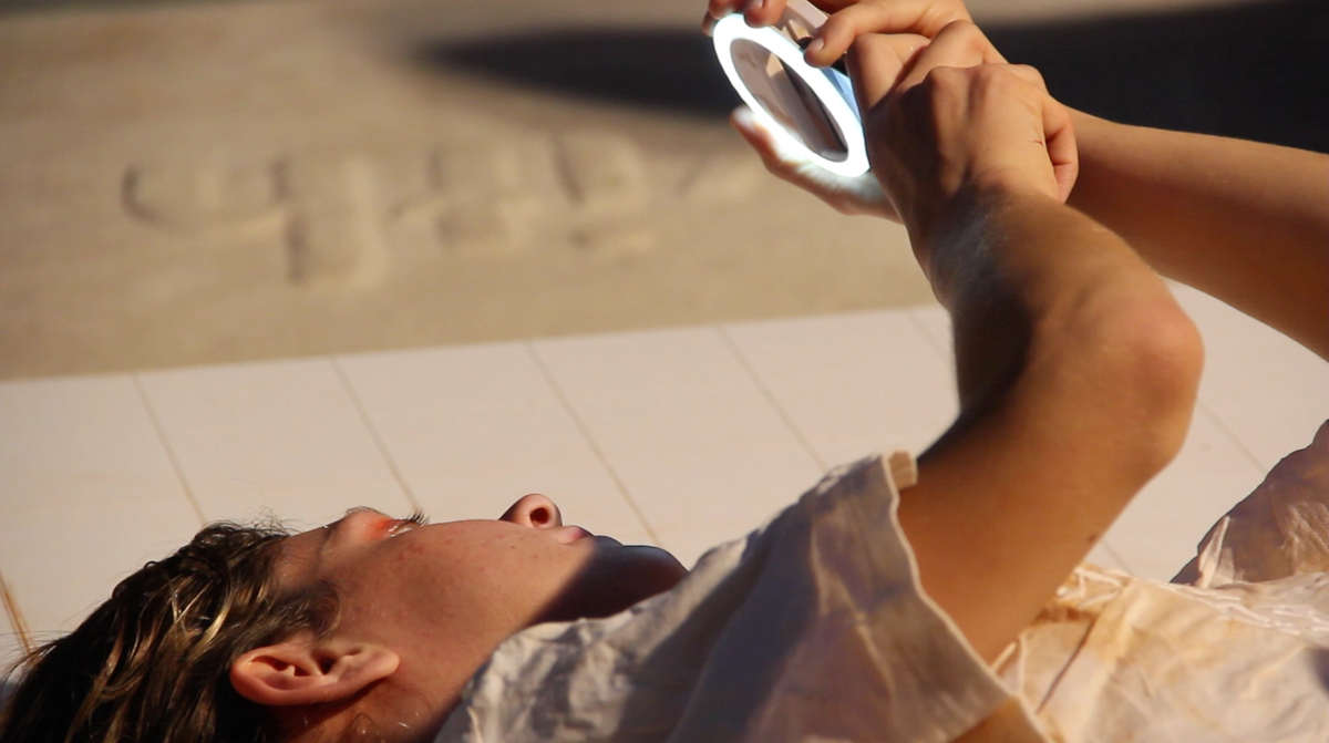 DOROTA GAWĘDA & EGLĖ KULBOKAITĖ, YGRG 14X: reading with a single hand, 2017