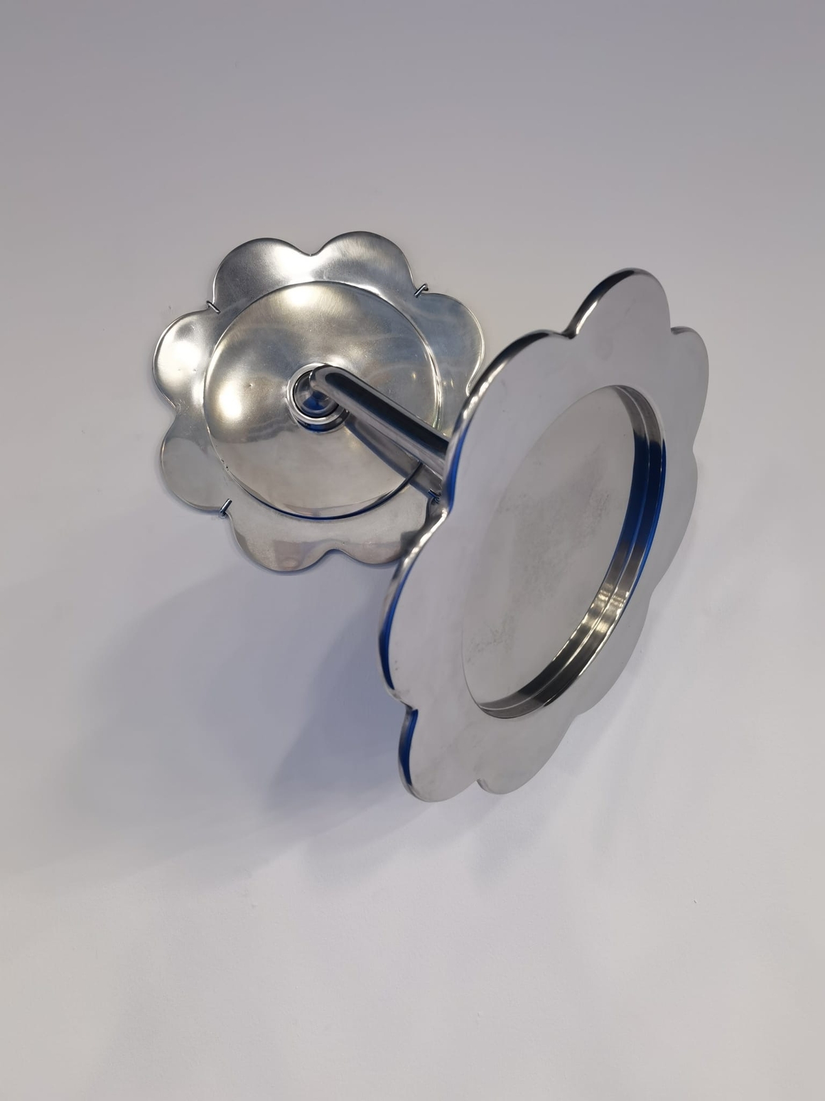 Yield, 2021. Mirror polished aluminium cast; 51 x 70 x 41 cm.