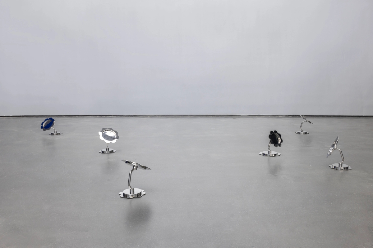  Yield (twinning), 2025, stainless steel cast from a found object, 17×16×14 cm each, 15 in total.  Photo: Yang Hao