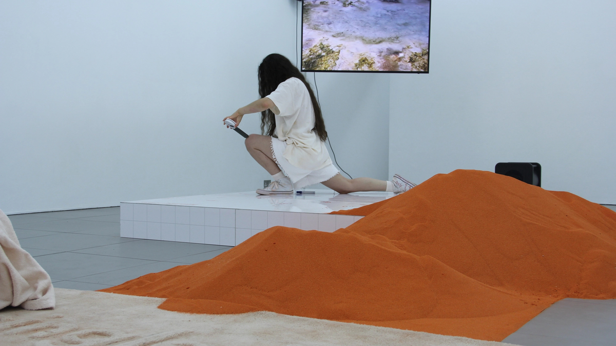 DOROTA GAWĘDA & EGLĖ KULBOKAITĖ, YGRG 14X: readibg with a single hand V , 2018.  Performance at Cell Project Space, London.