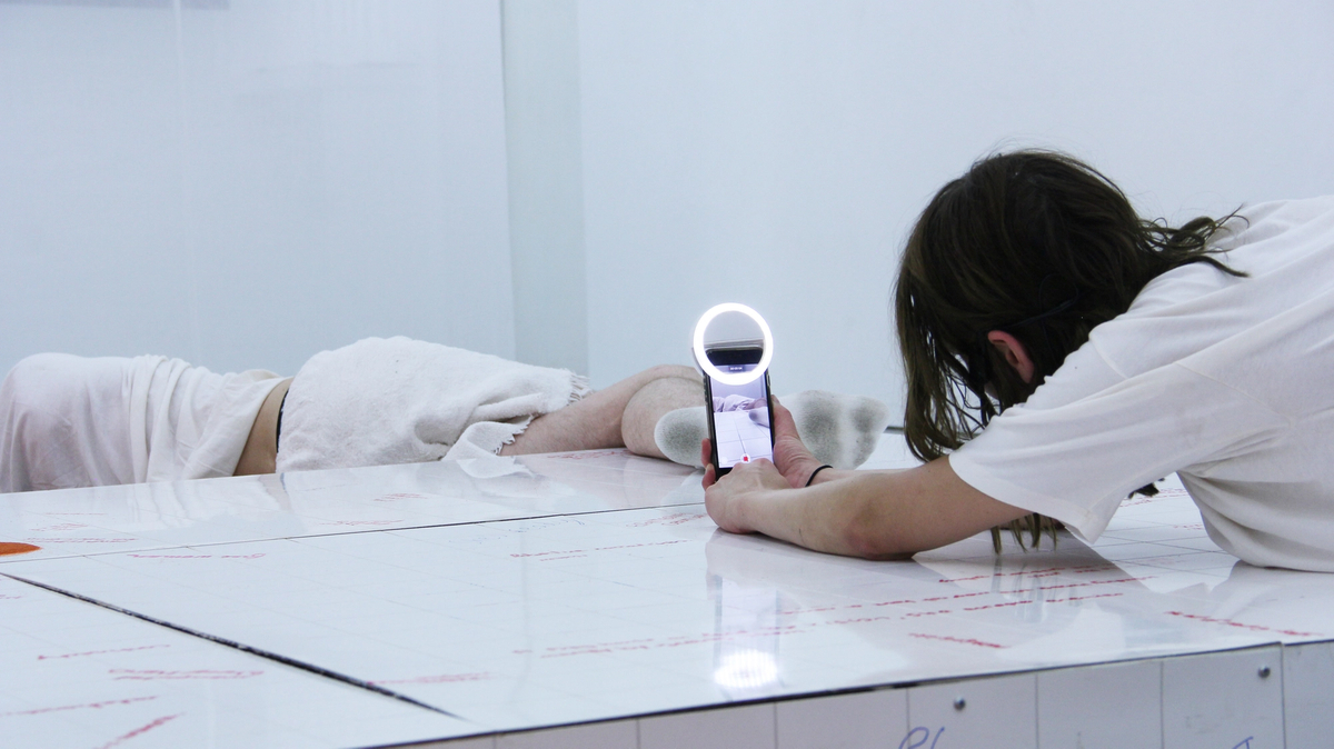 DOROTA GAWĘDA & EGLĖ KULBOKAITĖ, YGRG 14X: readibg with a single hand V , 2018.  Performance at Cell Project Space, London.