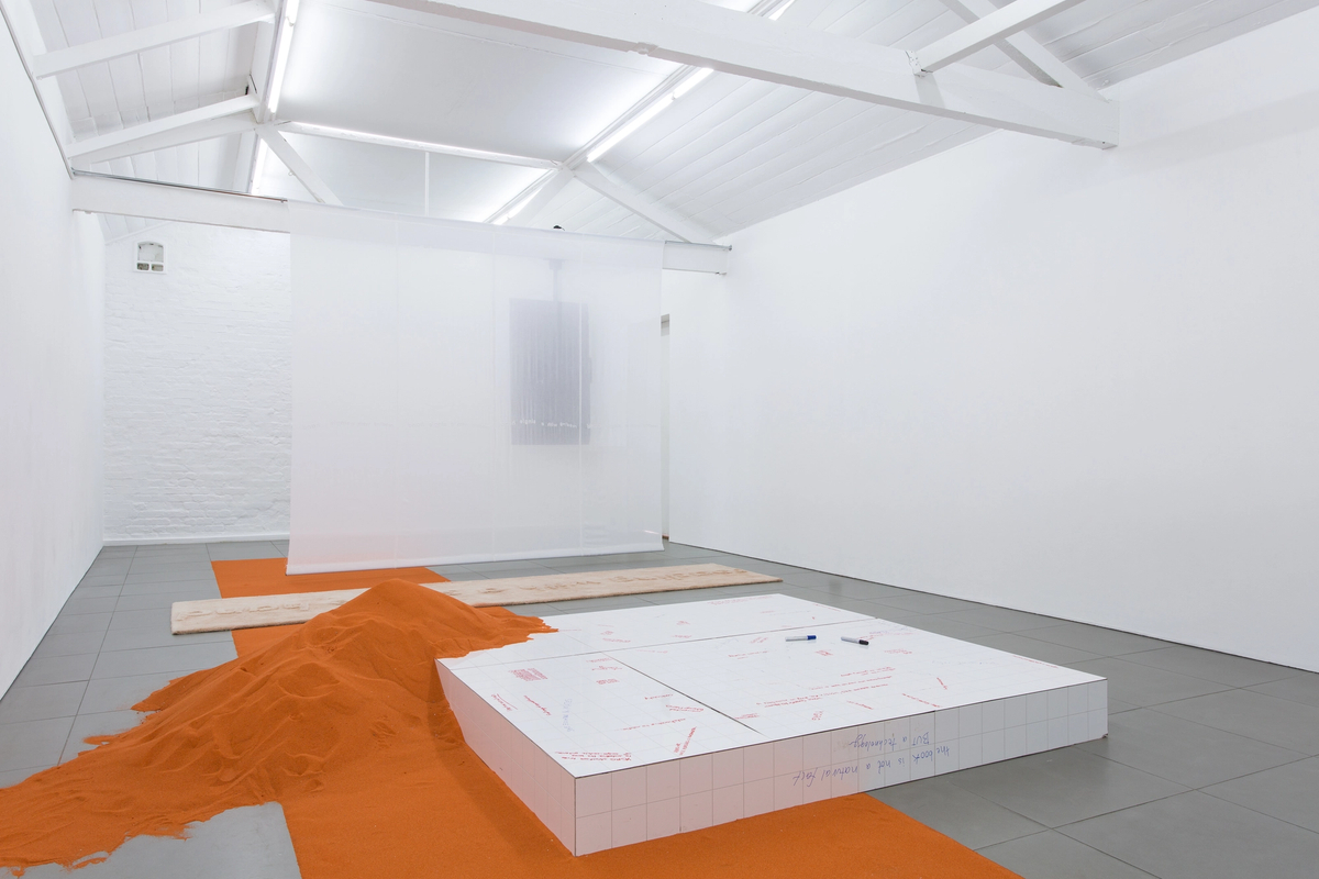 YGRG 14X: reading with a single hand V

[ exhibition view]