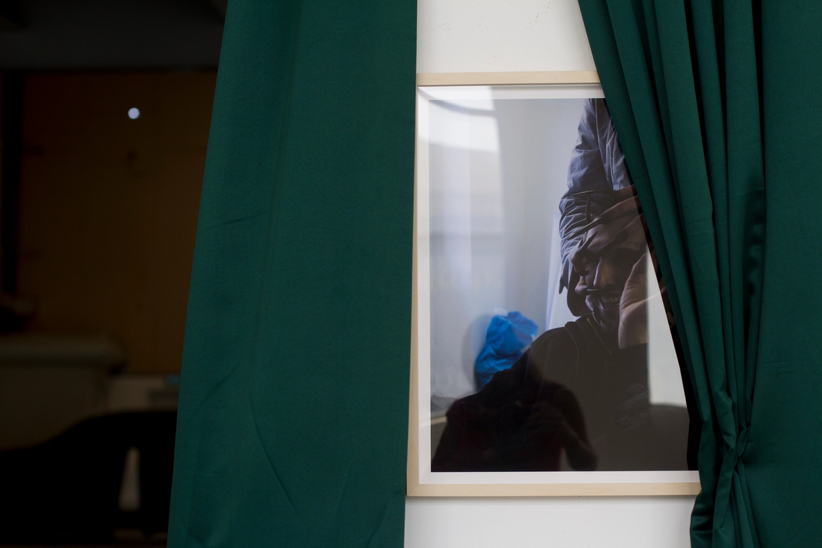 Embrace (Backstage), 2020.

Fine Art Archival Print. 40x50 cm. Framed.


