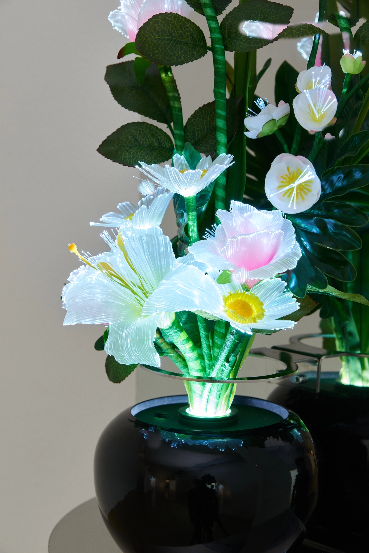 Votive Flowers (I–III), 2022

 Stainless steel, LED flowers

Photo: Markus Gradwohl.