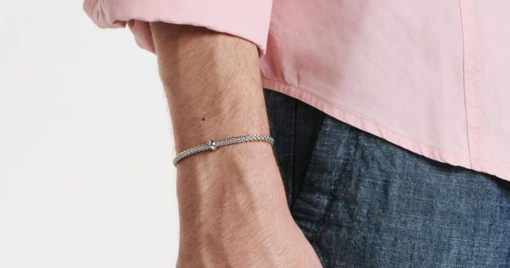 Fope Flex'it Solo layered gold bracelets showcasing textured luxury jewelry styling