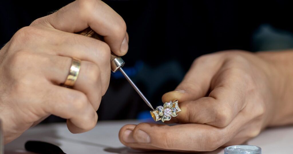 Professional jewelry restoration and maintenance for chains, bracelets at La Maison Monaco