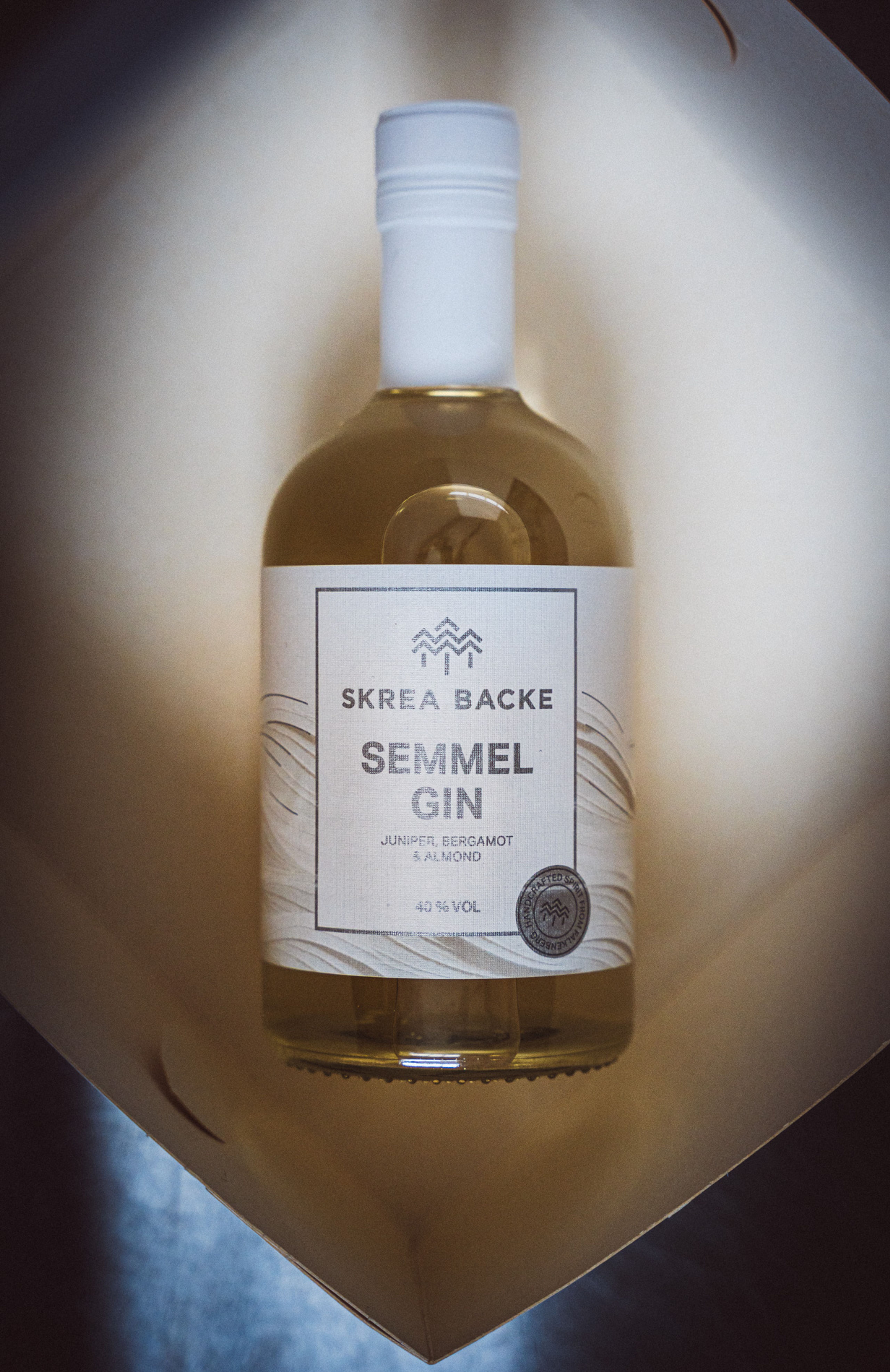 Bild på en flaska Semmel gin i en konditori låda