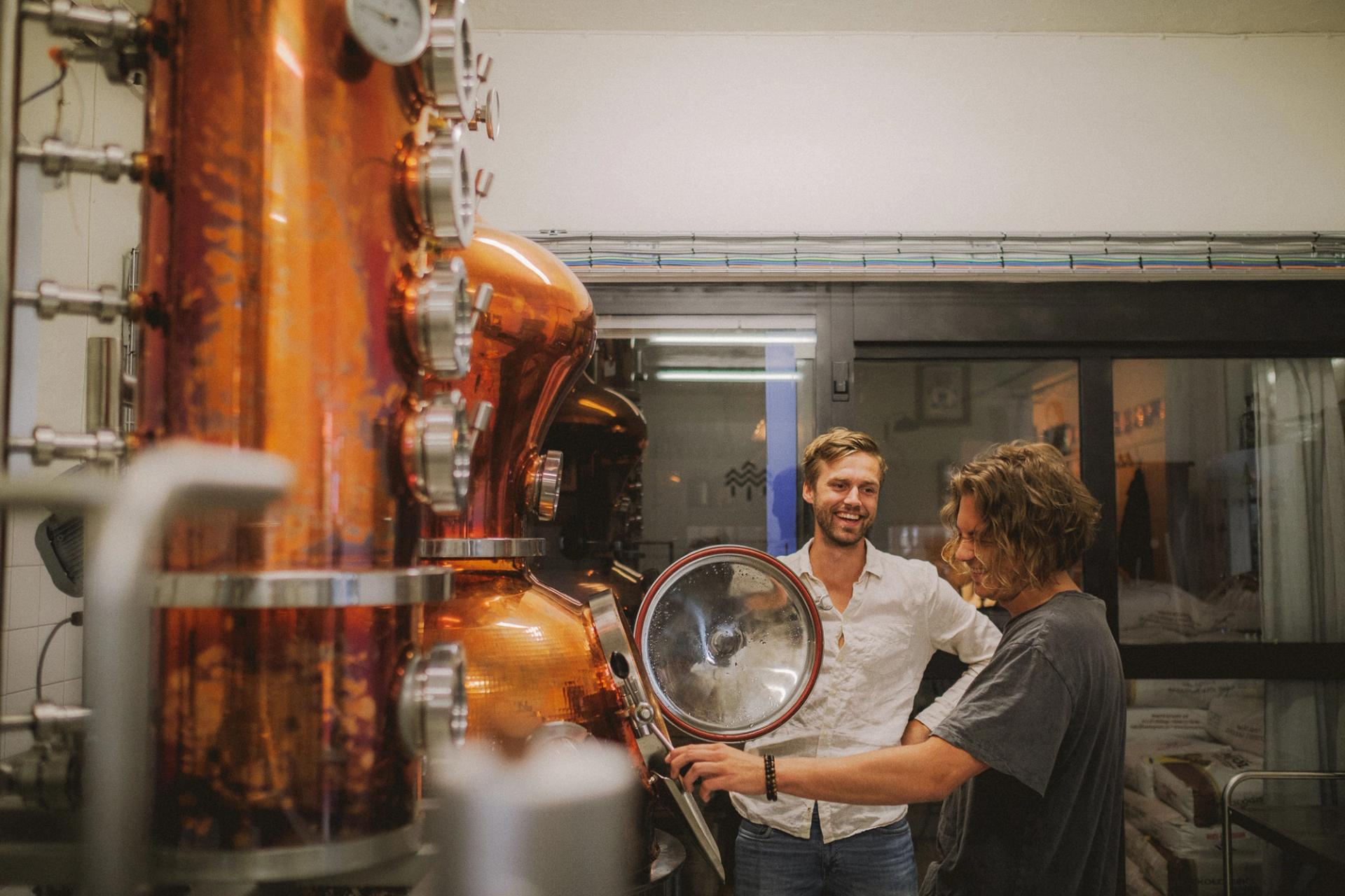 Viktor och Filip vid kopparpannan.