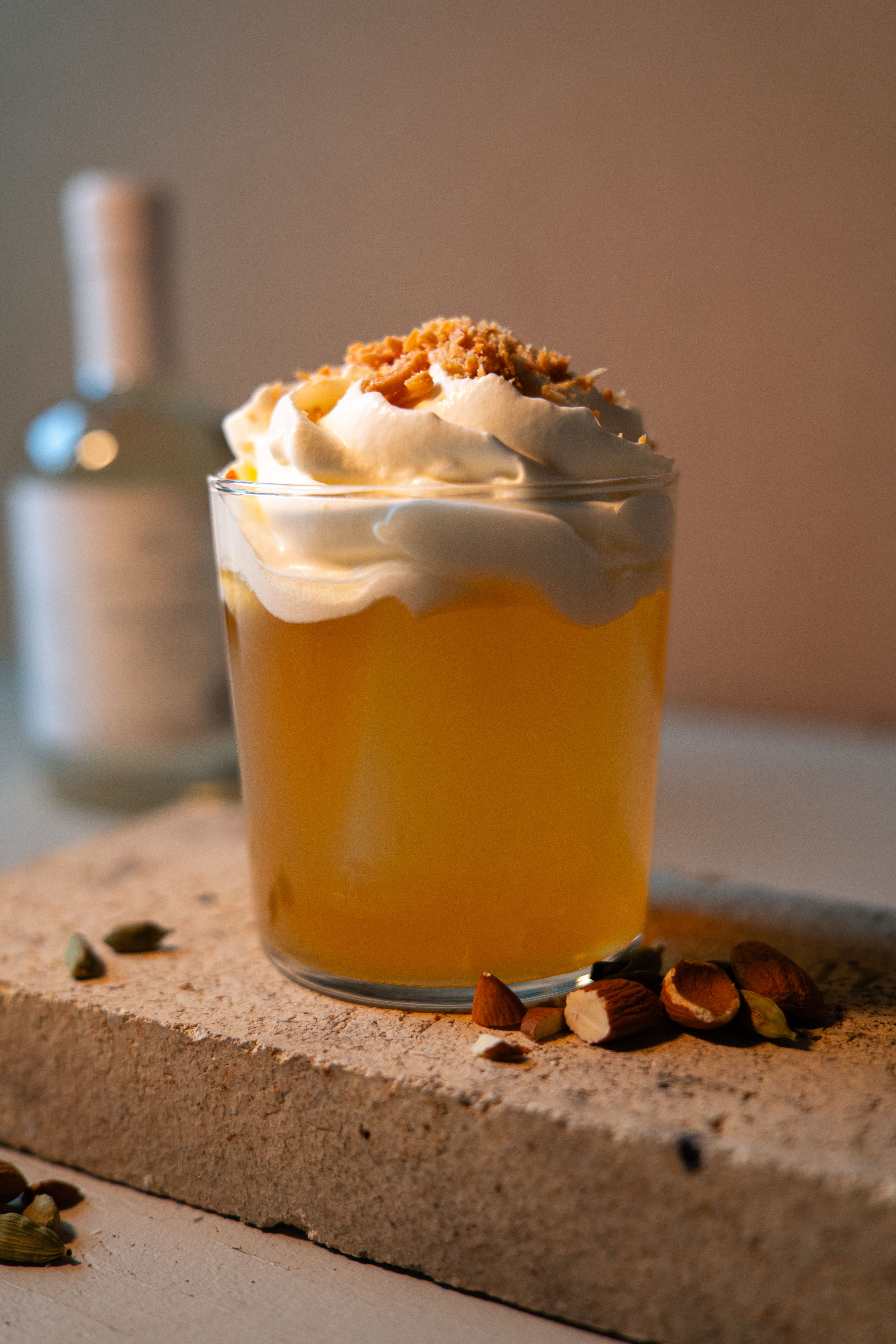 Bild på Semla Drink med ett Skum på toppen gjort av grädde