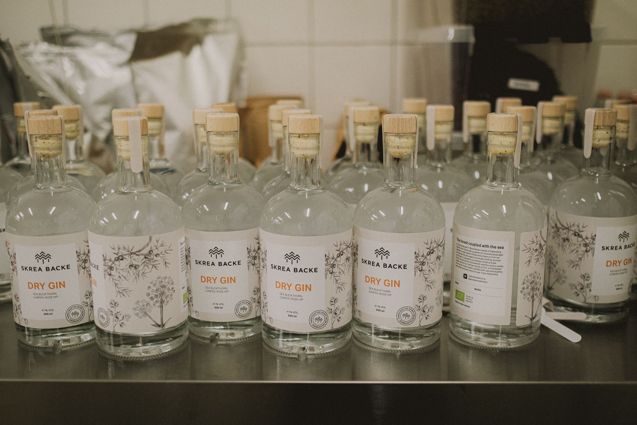 Skrea Backe dry gin flaskor på en rostfri bänk