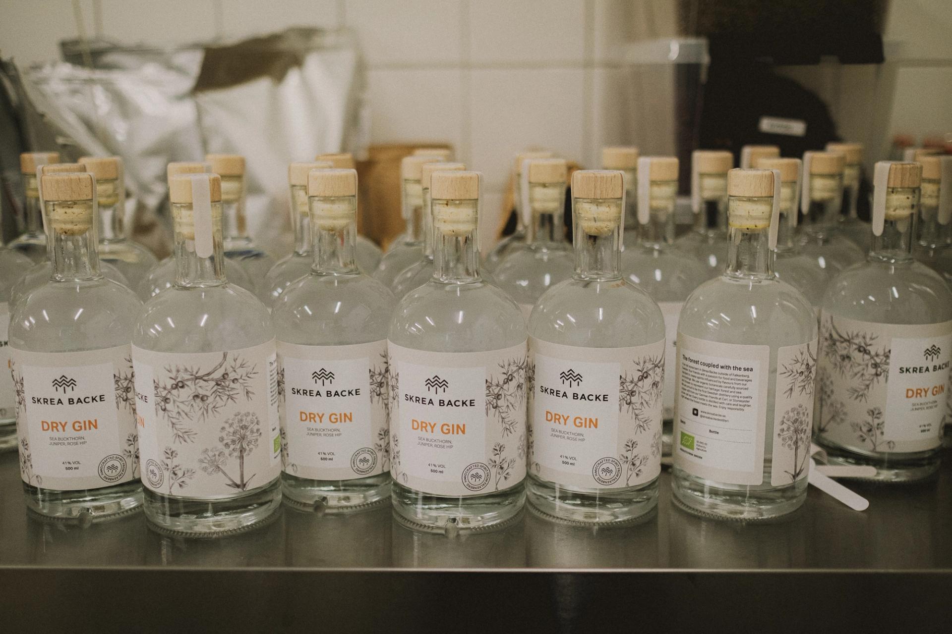 Skrea Backe dry gin flaskor på en rostfri bänk