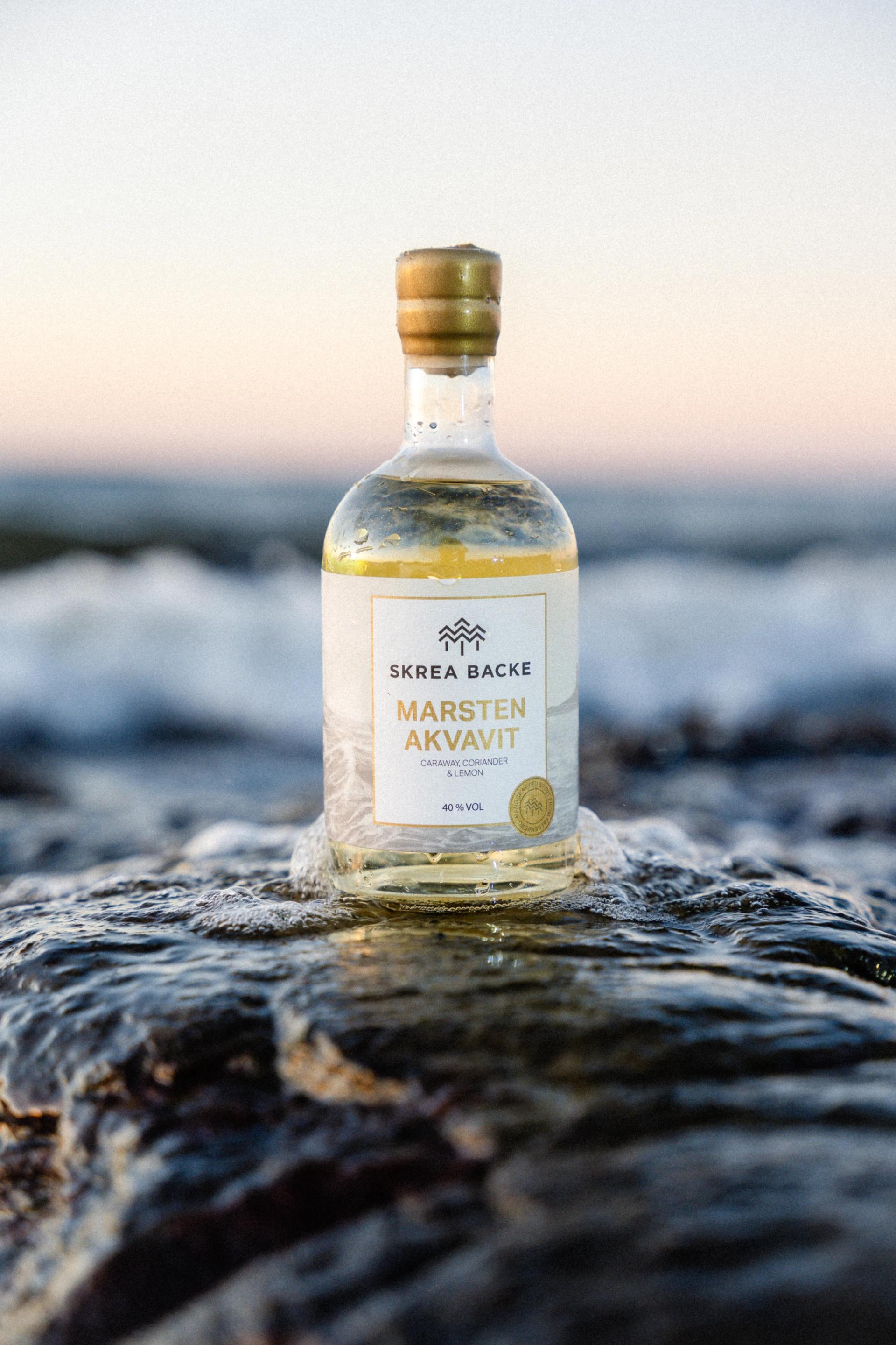 Bild på Marsten Akvavit på en klippa