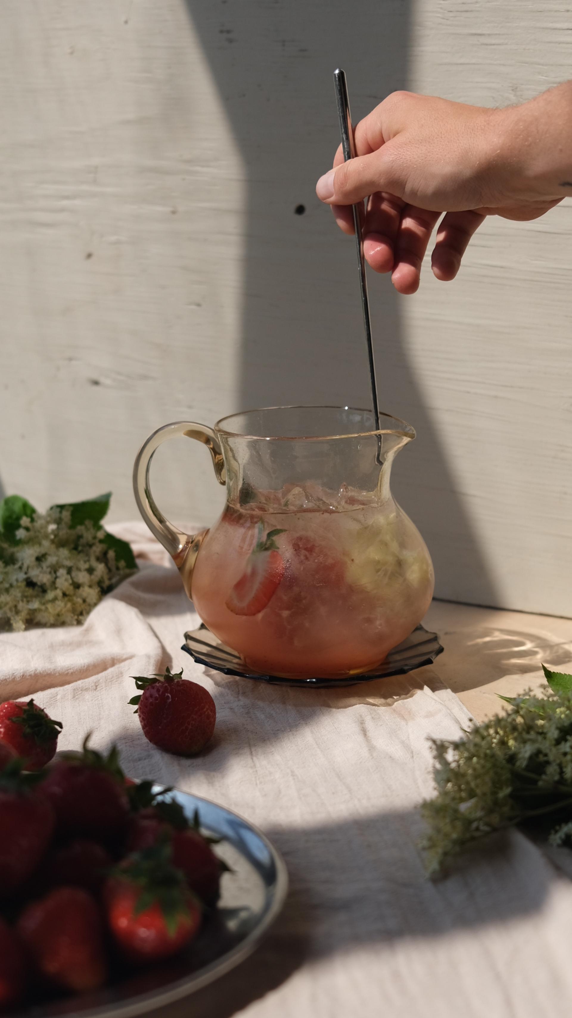 Bild på en somrig kanna med flädergubbe gjord på summer gin 2025