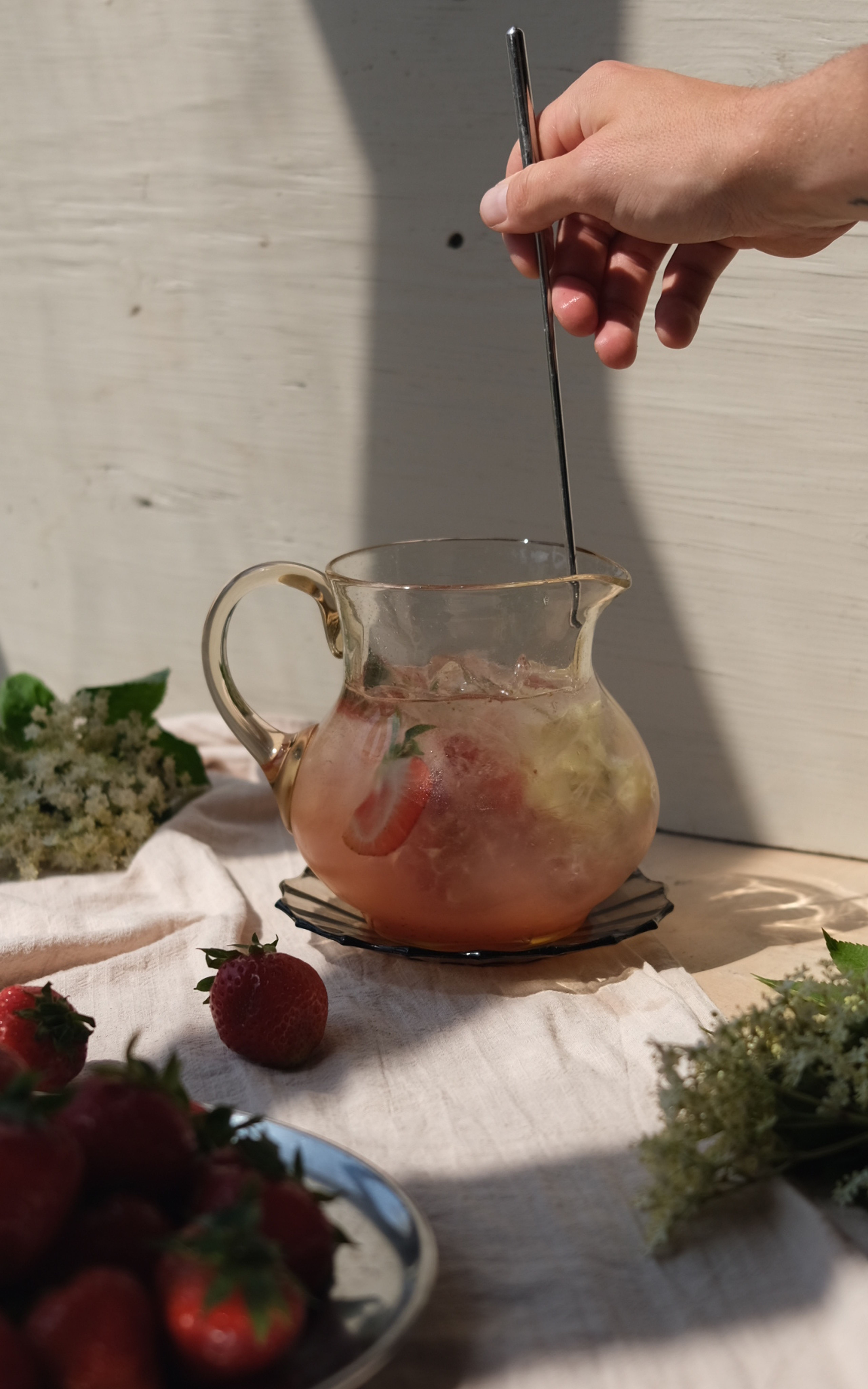 Bild på en somrig kanna med flädergubbe gjord på summer gin 2025