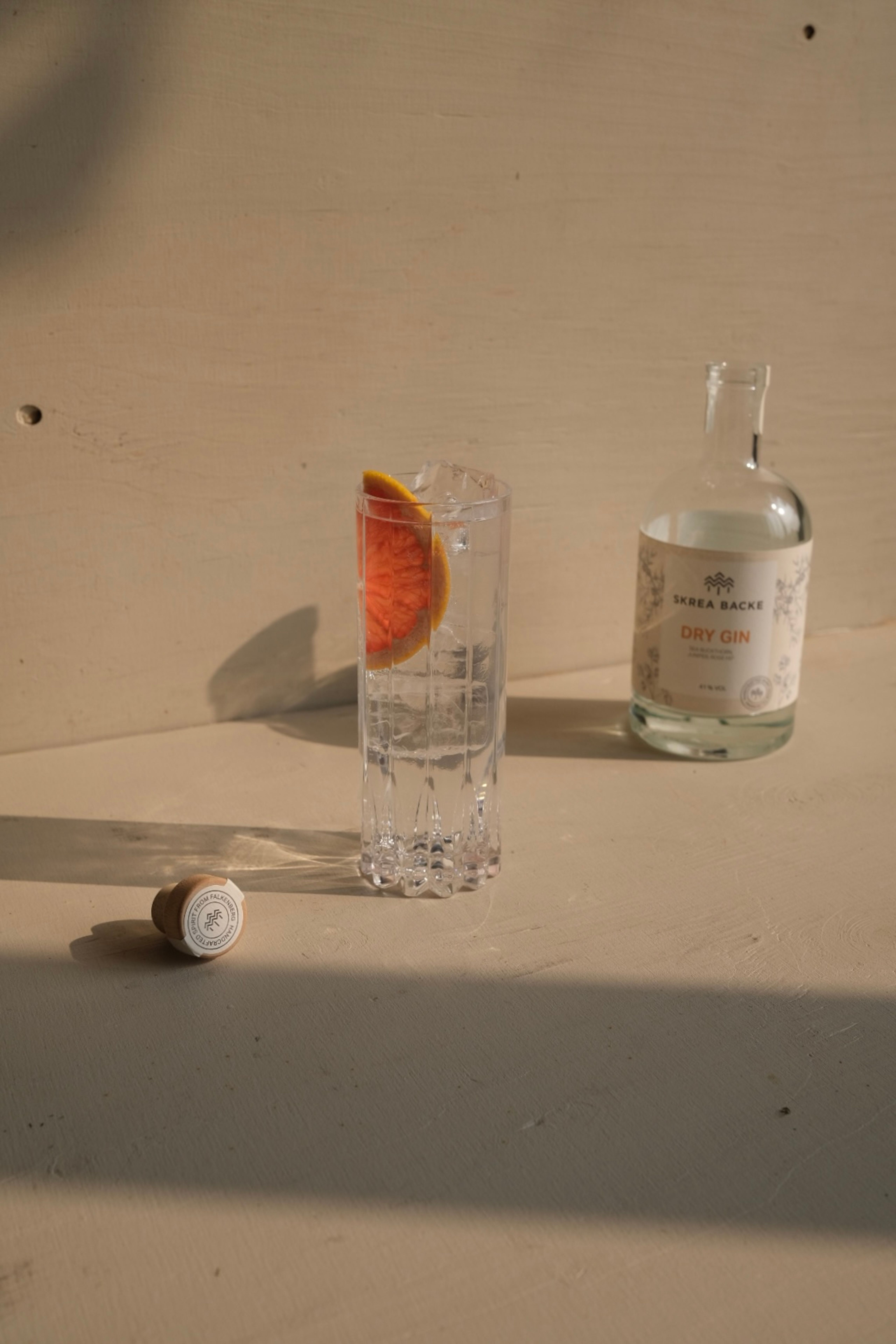 Bild på en gin och tonic med Skrea Backes Dry Gin och grapefrukt