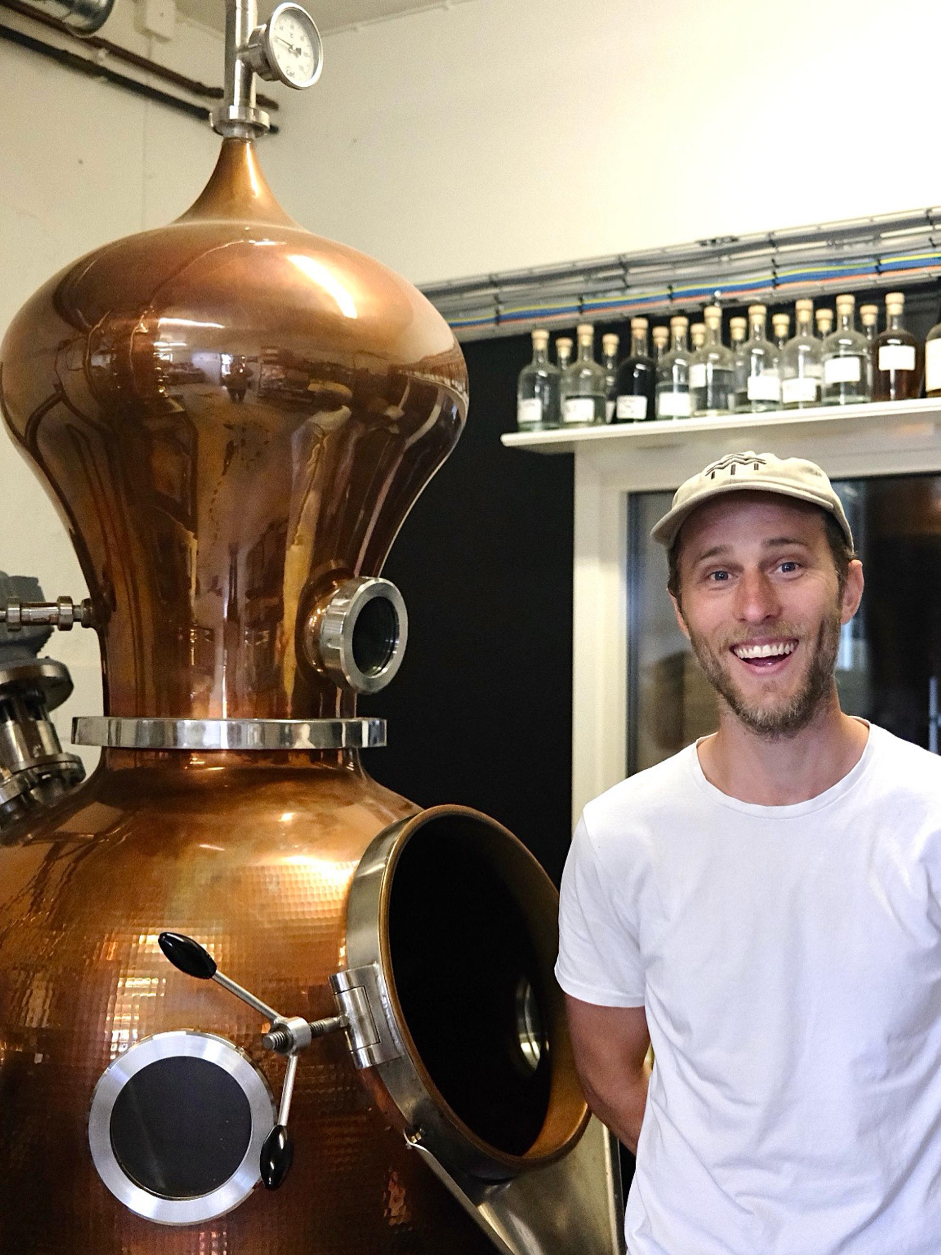 Bild på Adam vid Skrea Backe Destilleris kopparpanna