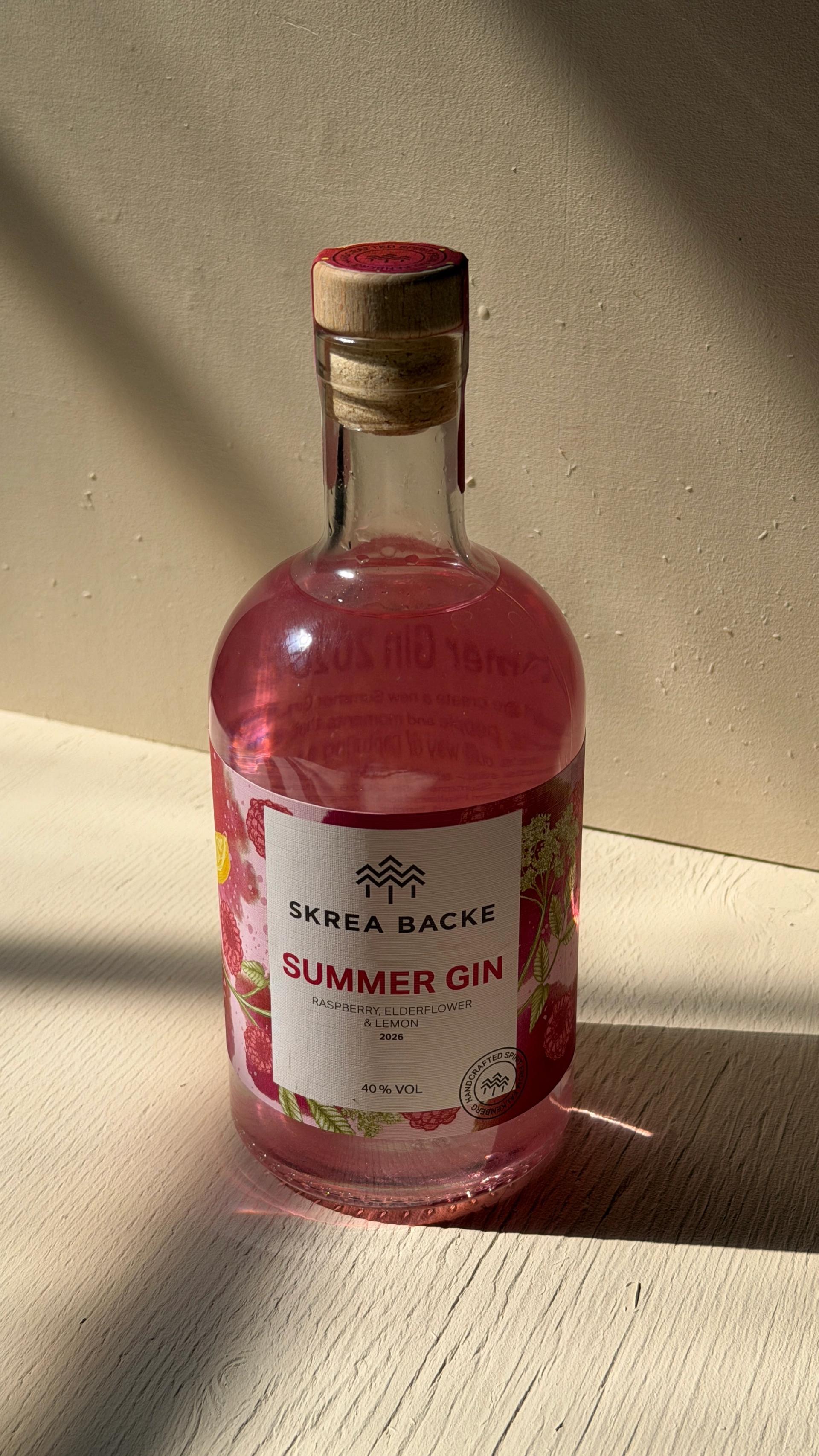 Bild på en flaska summer gin 2026