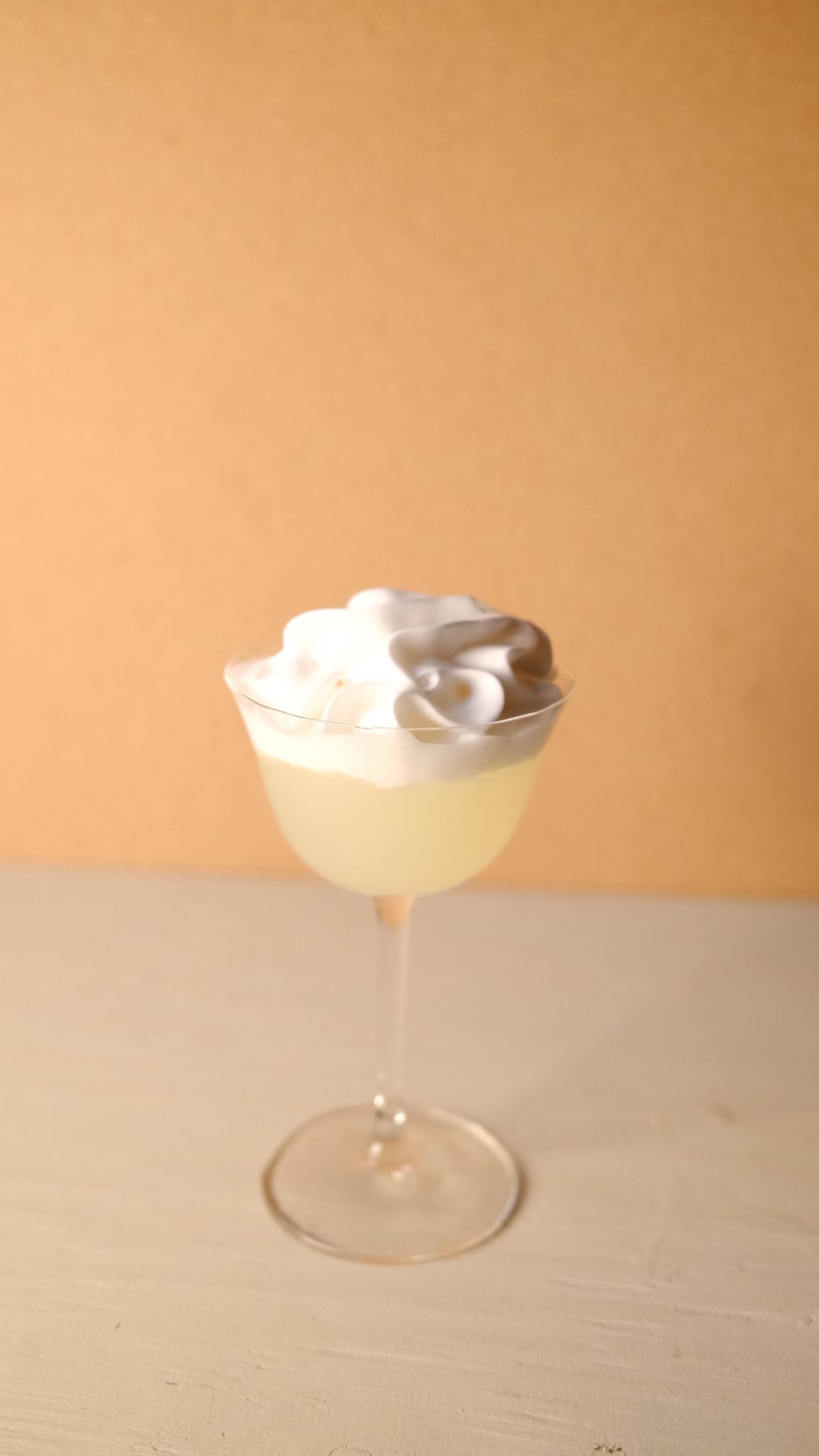 Bild på drinken Skrea Lemon Pie med ett fluffigt vitt skum på toppen. 