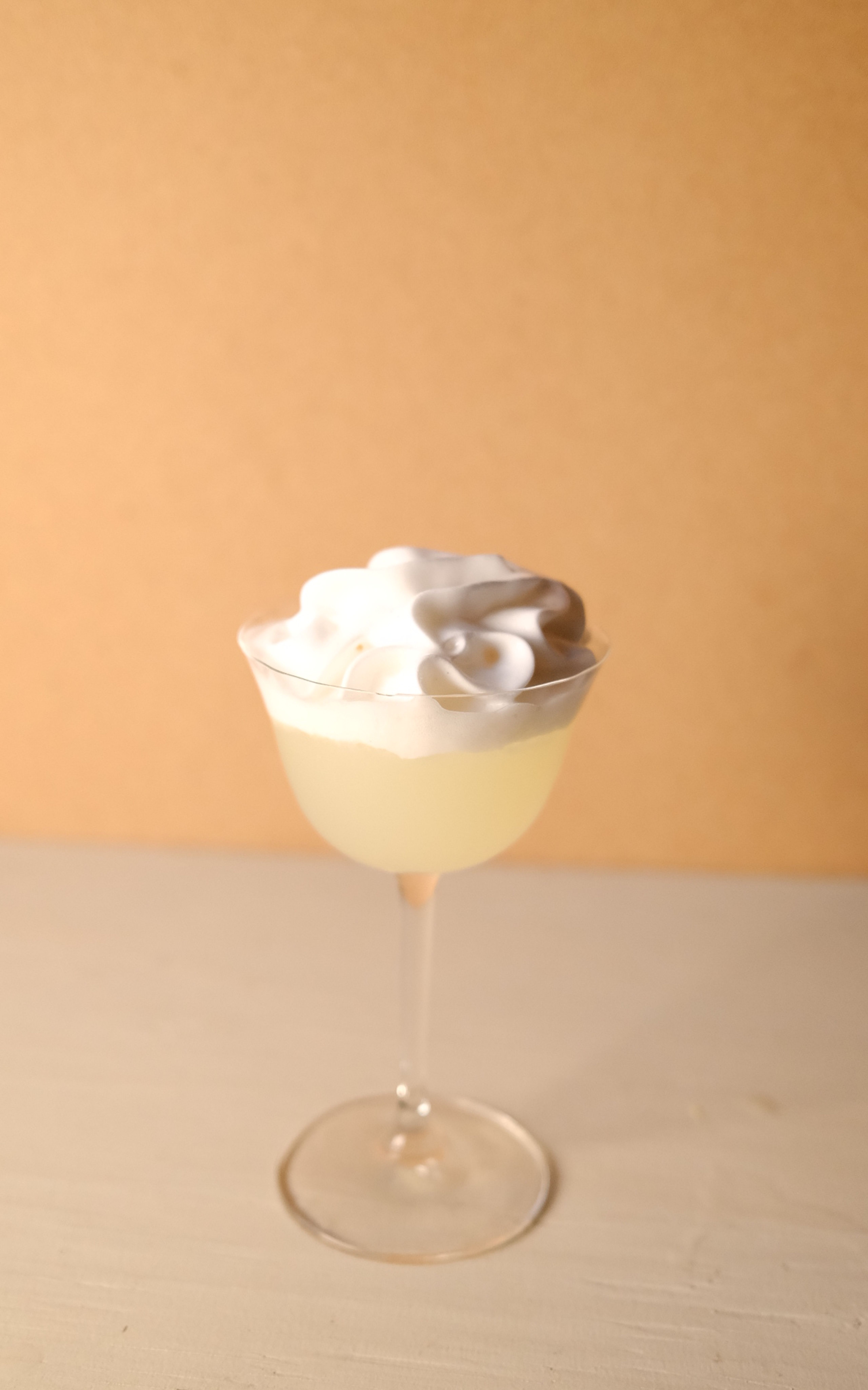 Bild på drinken Skrea Lemon Pie med ett fluffigt vitt skum på toppen.