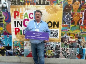 Hoeckner Klaus Of Access Austria holding the pledge