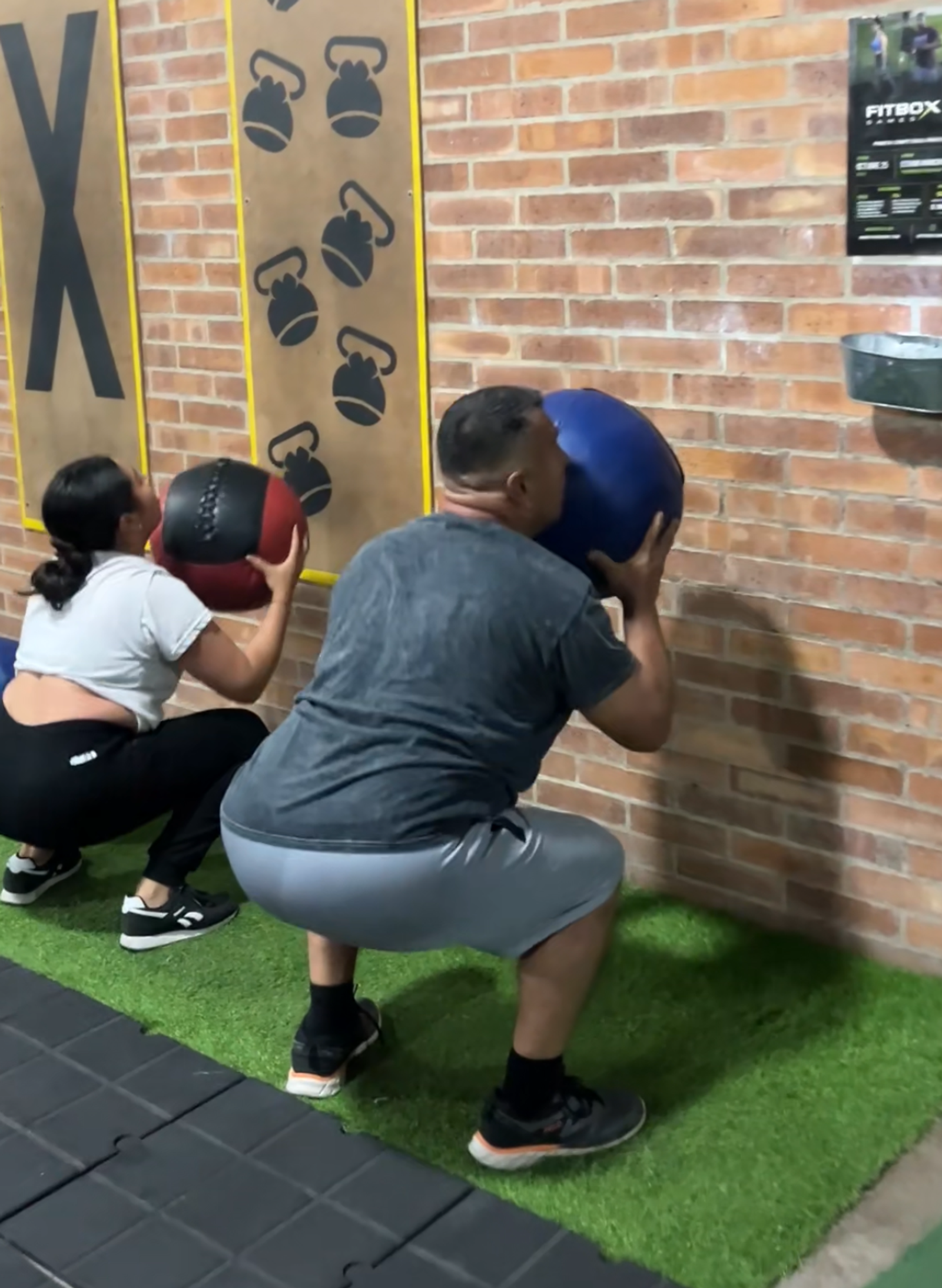 Personas entrenando en un box de CrossFit.