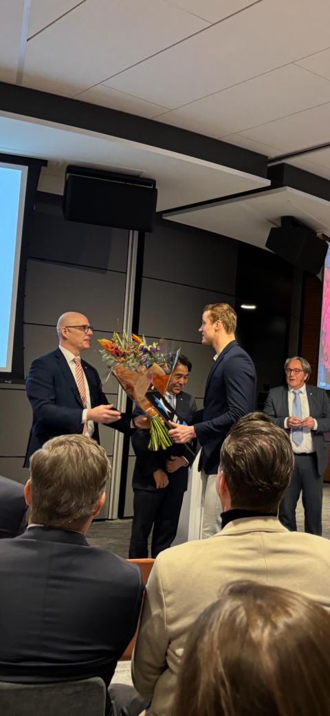 Jasper krijgt de Canon Star Award uitgereikt