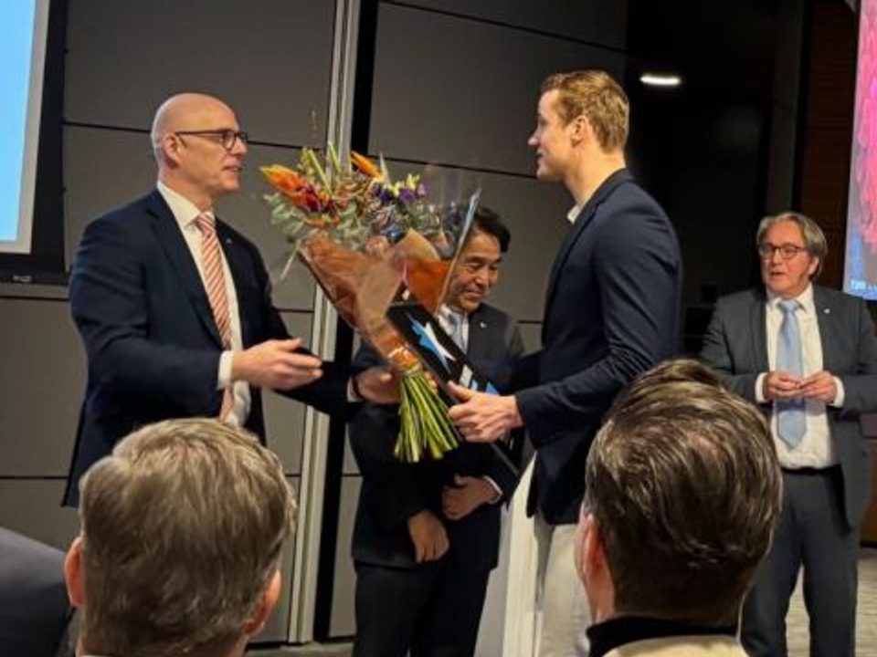Jasper krijgt de Canon Star Award uitgereikt