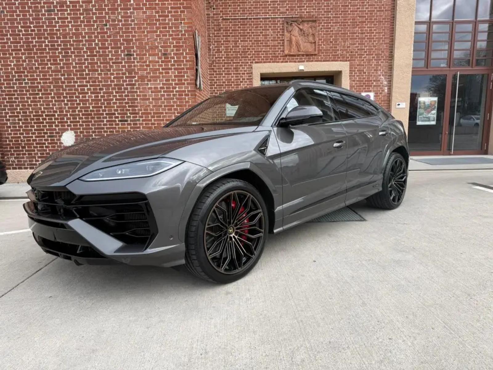 Lamborghini Urus SE — Luxury SUV