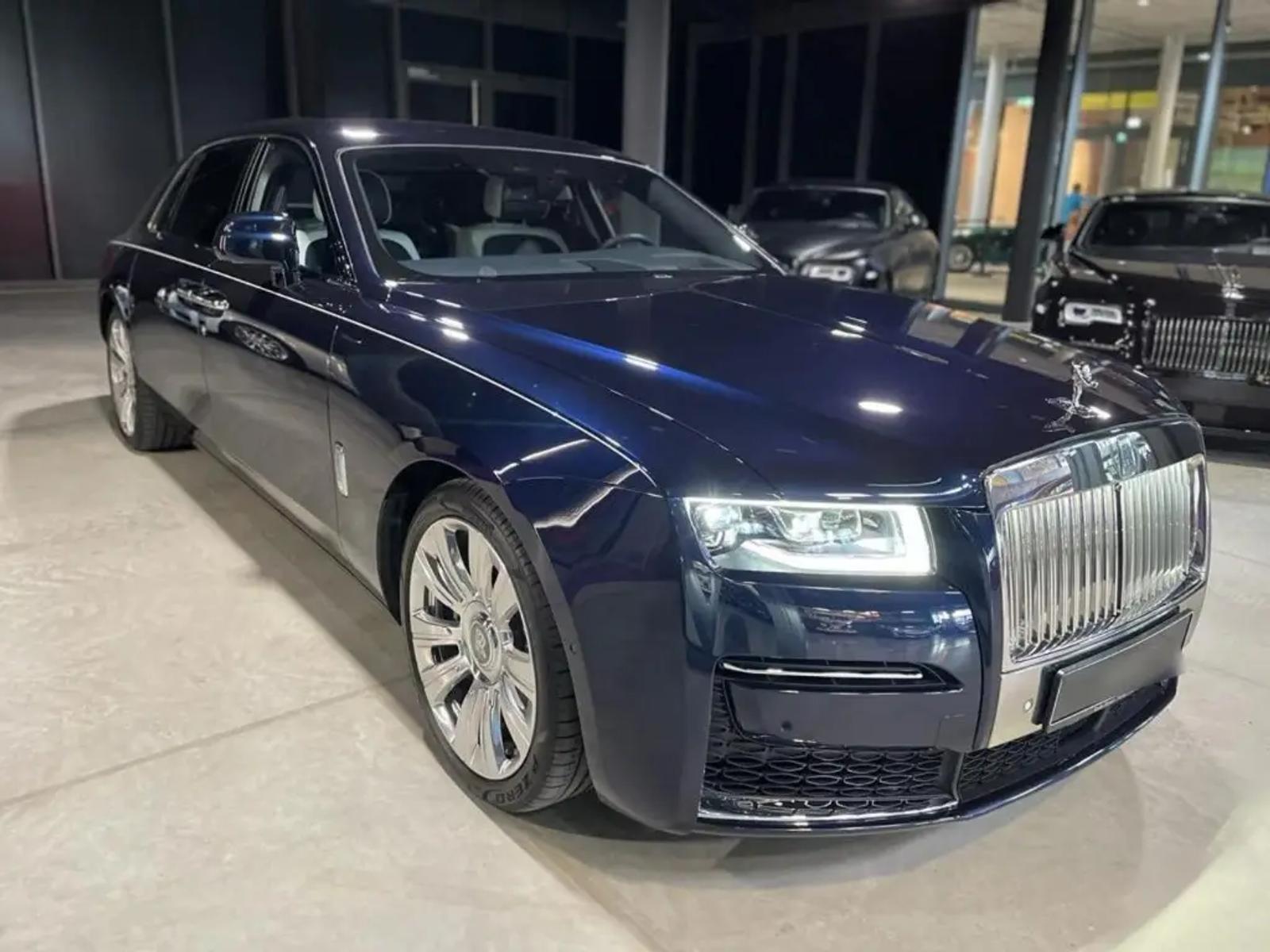 Rolls-Royce Ghost Long — Luxury sedan