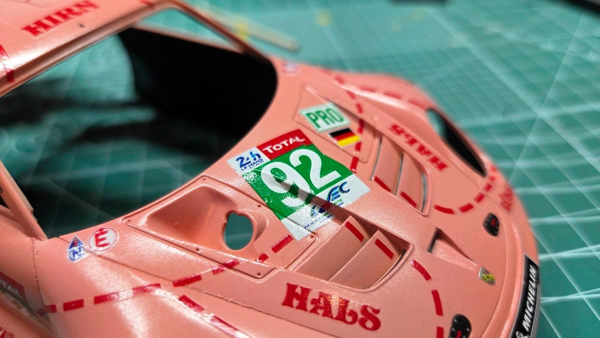 デカールの隙間から見える赤い点線