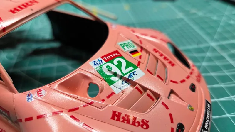 デカールの隙間から見える赤い点線