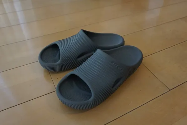 中高年の踵を守る Crocsのリカバリーサンダル