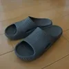 中高年の踵を守る Crocsのリカバリーサンダル