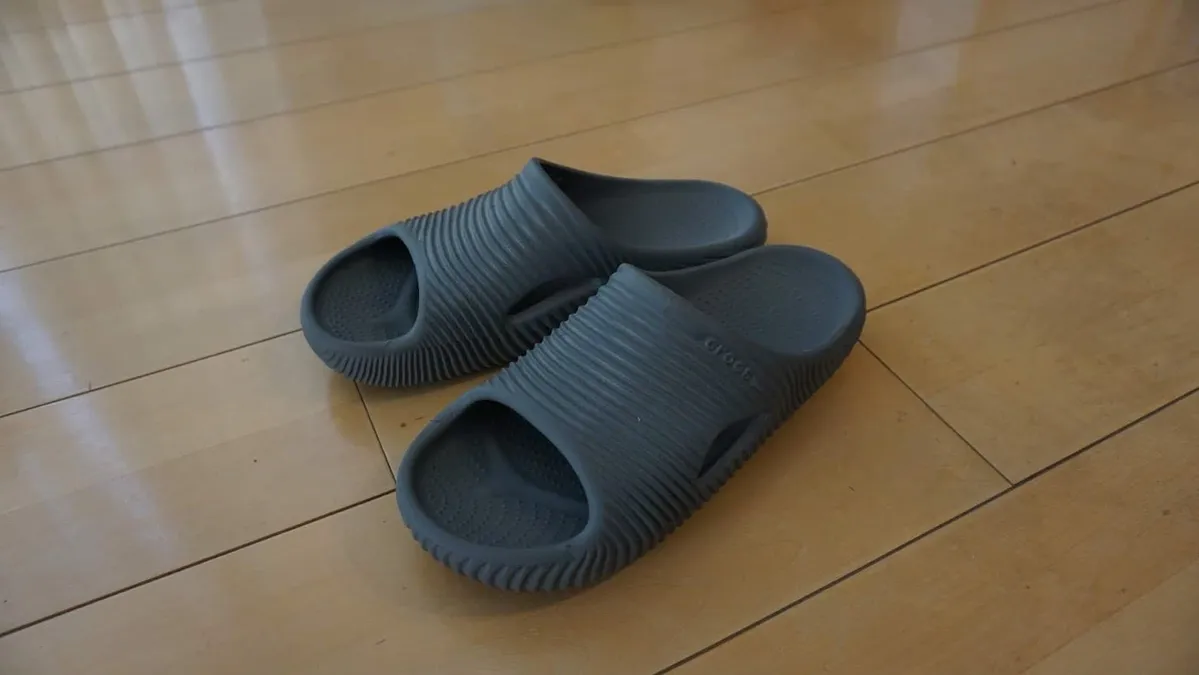 中高年の踵を守る Crocsのリカバリーサンダル