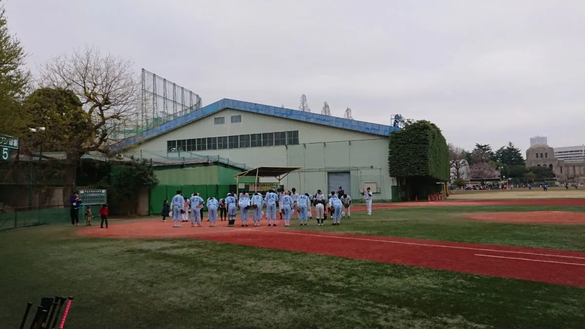 神宮軟式野球場で初野球?