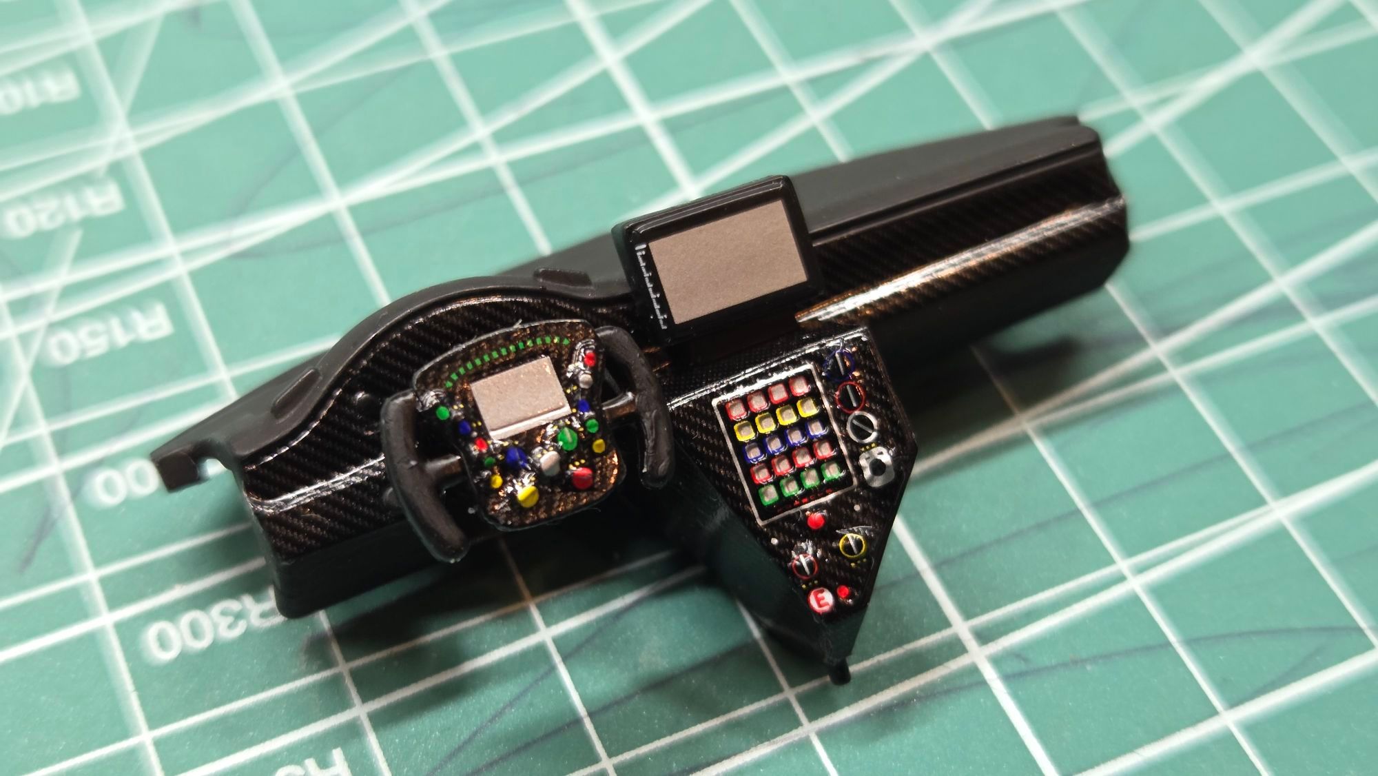 ステアリング周りのデカールは根気よく伸ばす