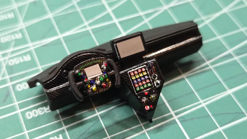 ステアリング周りのデカールは根気よく伸ばす