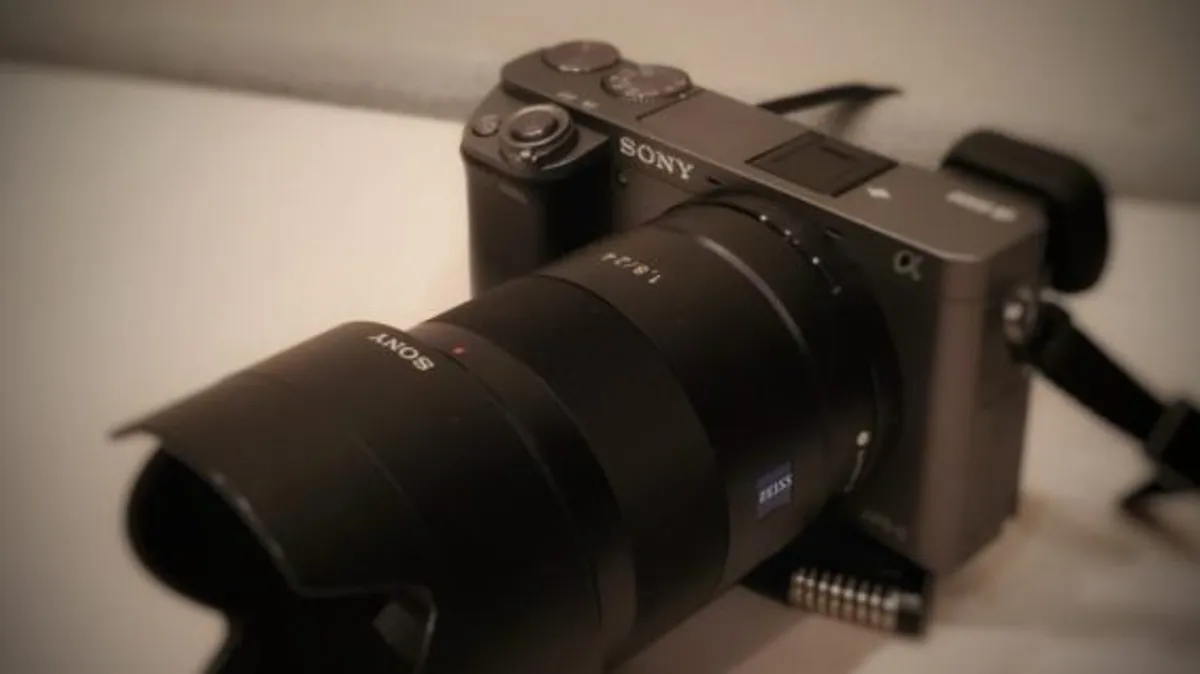 落としてしまったα6000。修理費用は…