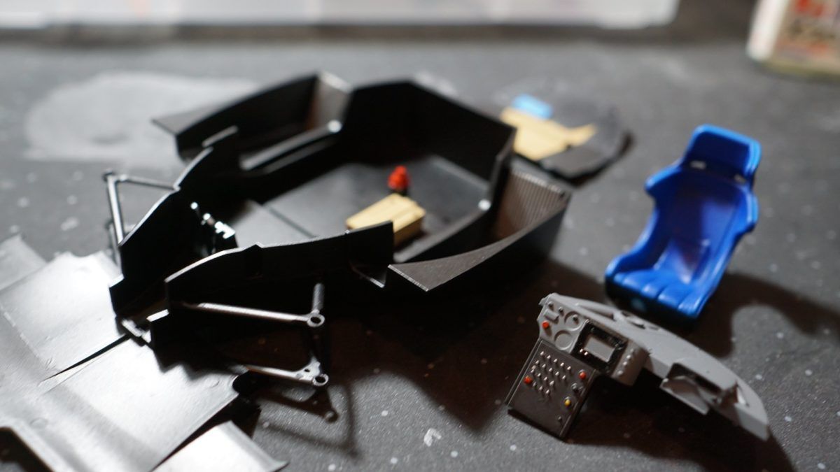 ボタン類はペイントマーカーでちょんちょんと