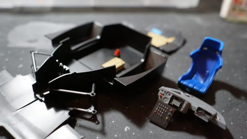 ボタン類はペイントマーカーでちょんちょんと